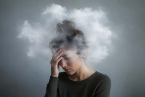 Fatica mentale da iperconnessione: l’aumento del brain fog nell’era digitale.