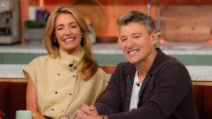 Cat Deeley: i pantaloni balloon come elegante alternativa ai jeans a gamba larga.