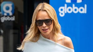 Amanda Holden: il raffinato co-ord azzurro per un’estate comoda e chic in viaggio.