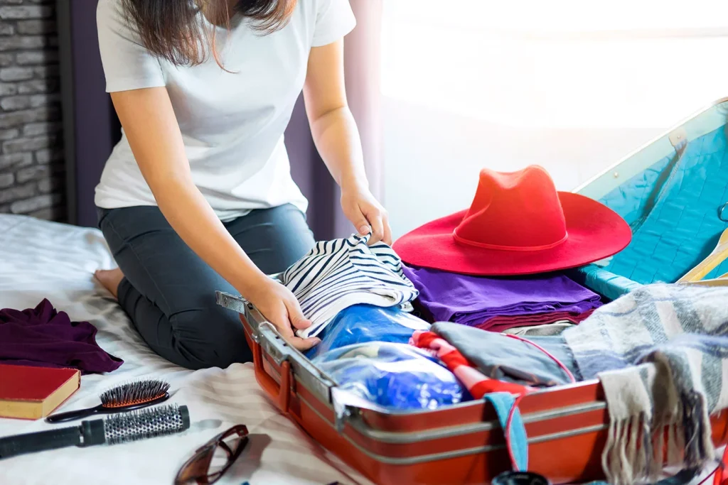 Come preparare una valigia perfetta senza stress: i trucchi per partire leggere e organizzate