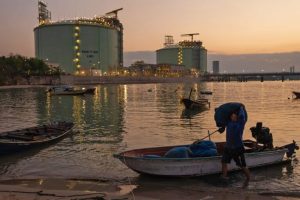 Contadini thailandesi temono crisi idrica a causa di un impianto LNG pianificato.