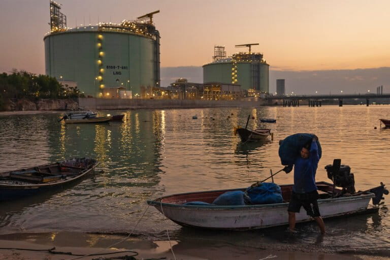 Contadini thailandesi temono crisi idrica a causa di un impianto LNG pianificato.