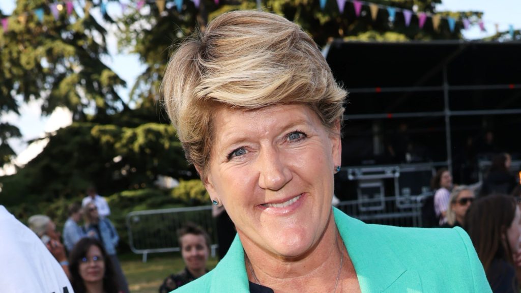 Clare Balding’s vivace maglione blu: il top estivo perfetto per ogni clima!