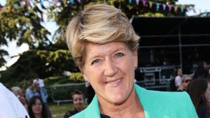 Clare Balding’s vivace maglione blu: il top estivo perfetto per ogni clima!