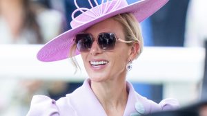 Zara Tindall incanta a Royal Ascot con abito lilla e accessori rosa, stile Kate Middleton.
