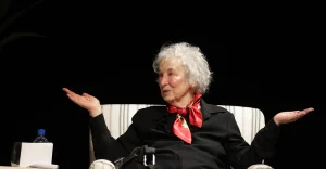 Margaret Atwood: l’AI risente della qualità dei dati, ‘spazzatura dentro, spazzatura fuori’.