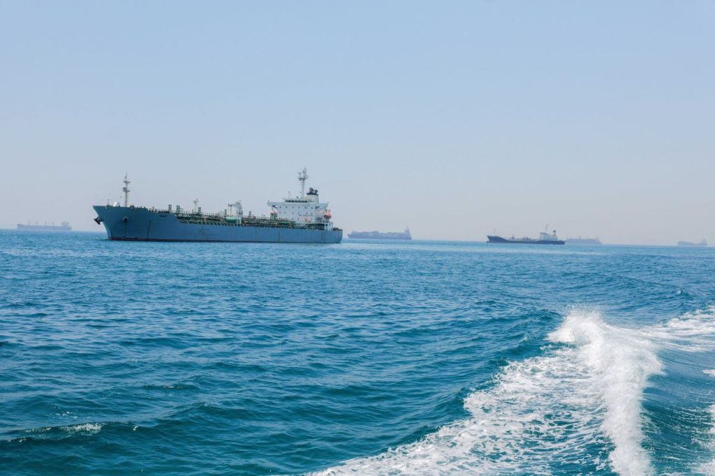 Tensioni a Hormuz: attacchi USA a obiettivi iraniani, Tehran risponde colpendo basi in Bahrein e Kuwait.