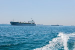 Tensioni a Hormuz: attacchi USA a obiettivi iraniani, Tehran risponde colpendo basi in Bahrein e Kuwait.