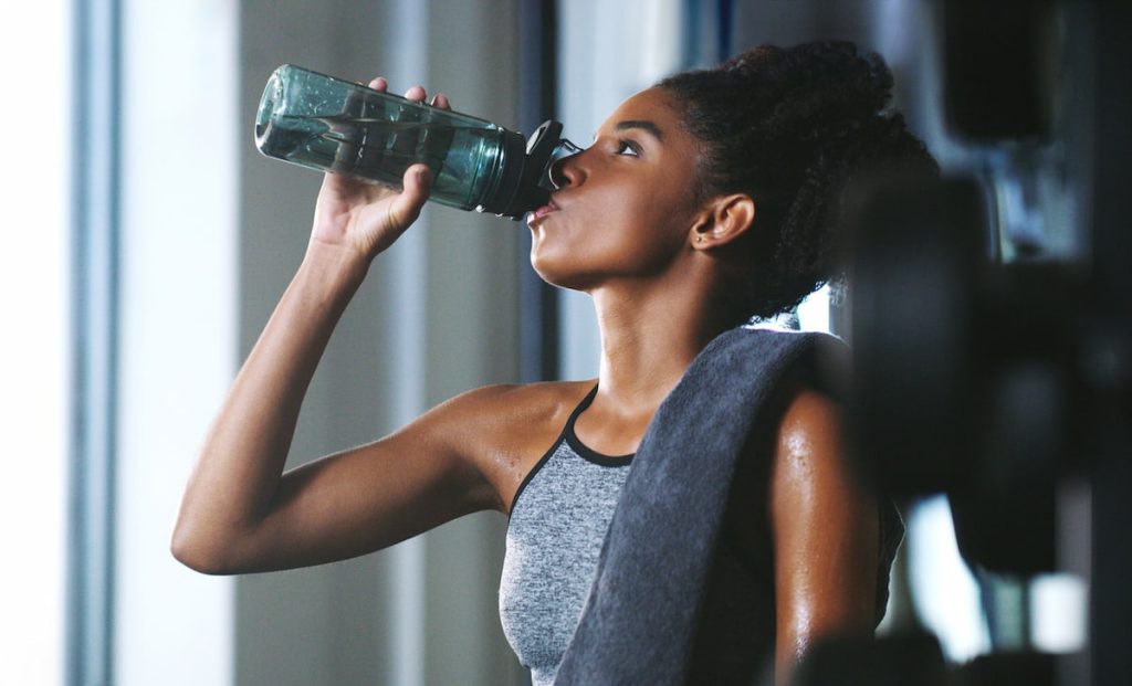Guida ideale ai drink pre, durante e post allenamento per massimizzare le performance