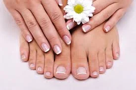 Mani e piedi perfetti tutta l’estate: quale colore di smalto scegliere