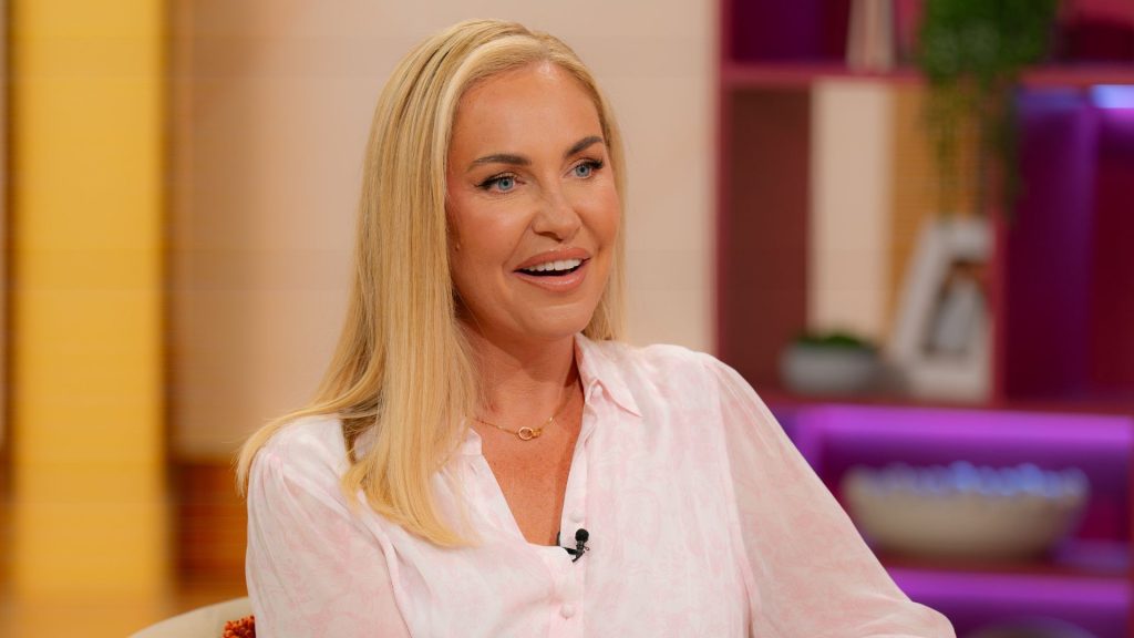 Josie Gibson sfoggia un’eleganza estiva con un raffinato abito camicia rosa pastello.