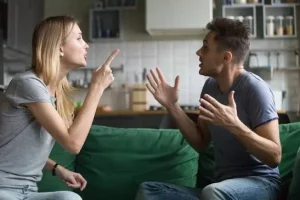 Rabbia silenziosa: le frasi che gli uomini usano spesso