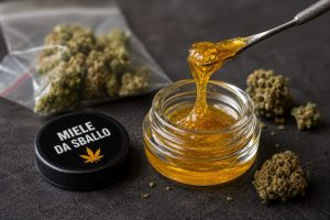 Miele da sballo: la nuova droga che preoccupa i giovani italiani