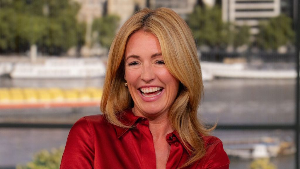 Cat Deeley: eleganza smart casual con camicia di seta e jeans slim per l’estate umida.