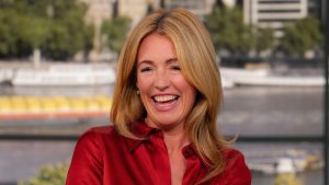 Cat Deeley: eleganza smart casual con camicia di seta e jeans slim per l’estate umida.