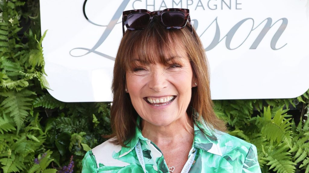 Lorraine Kelly sfoggia un maxi dress floreale e sandali chic, perfetta per Wimbledon.