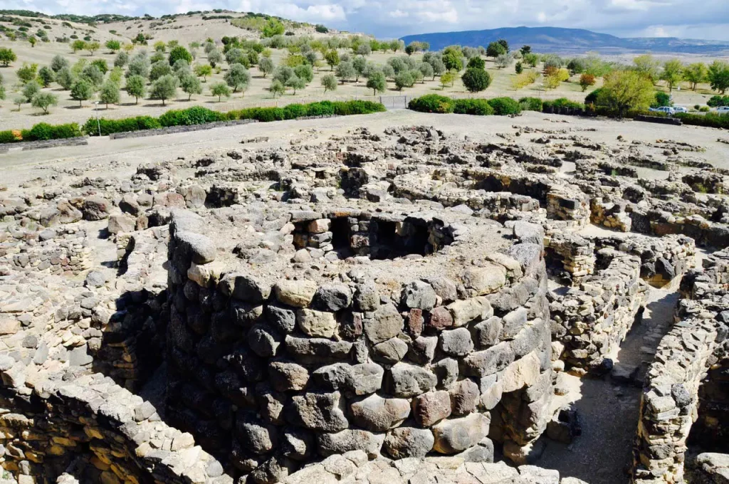 Incanto dell’entroterra sardo: un viaggio tra natura, tradizioni e borghi autentici.