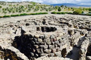 Incanto dell’entroterra sardo: un viaggio tra natura, tradizioni e borghi autentici.
