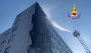 Incendio all’Ospedale del Mare di Napoli: nessun ferito, video dell’accaduto disponibile.