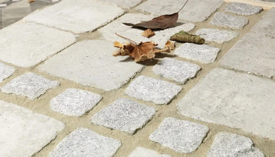 Ristrutturare con la pietra naturale: quando il pavimento diventa il progetto della casa