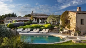 I 13 migliori hotel in Sardegna per una vacanza indimenticabile nel paradiso italiano.