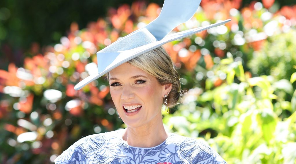 Charlotte Hawkins sfoggia un elegante abito Ascot, firmato da uno dei brand preferiti di Zara Tindall.