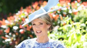 Charlotte Hawkins sfoggia un elegante abito Ascot, firmato da uno dei brand preferiti di Zara Tindall.