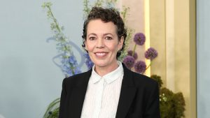Olivia Colman dimostra che i jeans a gamba svasata sono must-have estivo per tutti.
