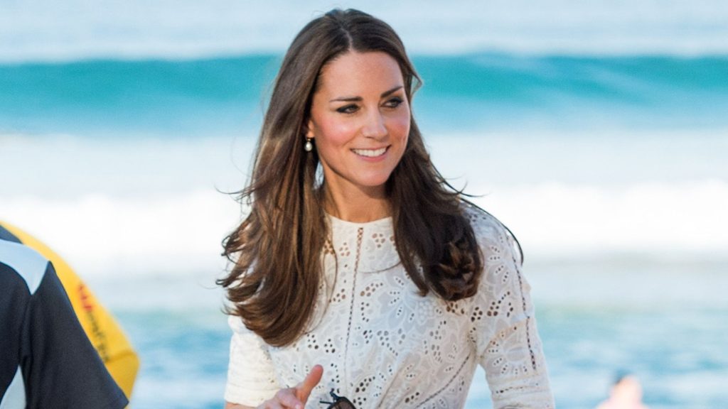 Il vestito in broderie anglaise di Kate Middleton: l’outfit estivo chic ideale per il caldo.