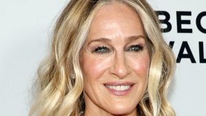 Il vestito boho chic di Sarah Jessica Parker: eleganza perfetta per l’estate.
