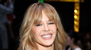 Kylie Minogue svela come indossare eleganza bianca e beige per un’estate da sogno.