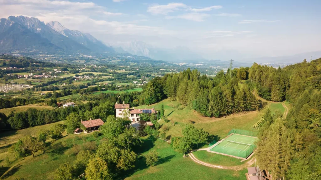 Scopri i più eleganti Airbnb in Europa con campi da tennis privati.