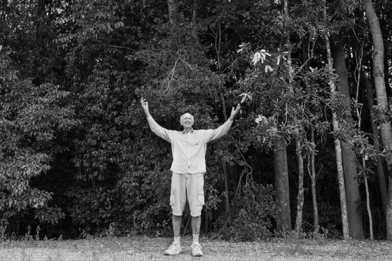 Tony Parkes: il banchiere che ha ripiantato una foresta pluviale, un esempio di sostenibilità.
