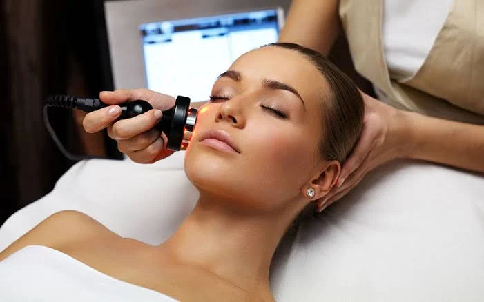 Trattamenti viso non invasivi: laser, peeling e radiofrequenza a cosa servono davvero