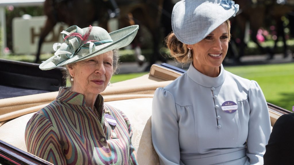 Tributo toccante di Harriet Phillips al marito Peter durante l’ingresso alla Royal Family ad Ascot.
