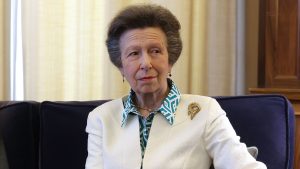 Princess Anne ha rotto il protocollo durante un ritratto, sorprendendo tutti con la sua carica.