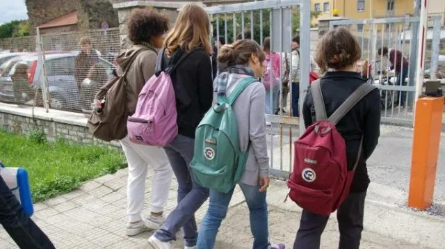 Scuole invivibili nel caldo record: studenti a casa anziché condizionatori in classe.