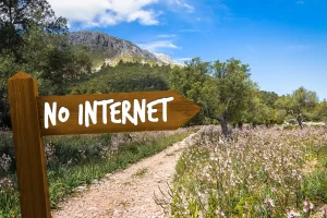 Viaggiare senza connessione e senza comfort superflui: il turismo che riscopre il silenzio e la lentezza