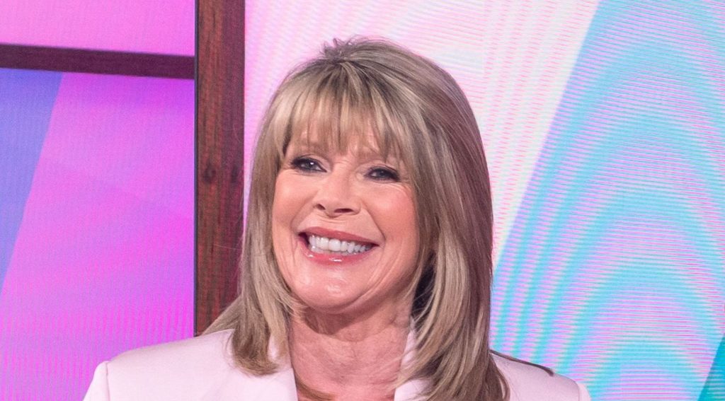 Ruth Langsford svela l’irresistibile abbinamento tra tailoring colorato e sneakers per l’estate.