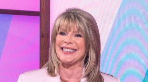 Ruth Langsford svela l’irresistibile abbinamento tra tailoring colorato e sneakers per l’estate.