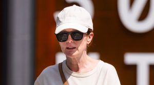Consigliato: Julianne Moore sfoggia il perfetto abbinamento tra Birkenstock sabbia e jeans bianchi.
