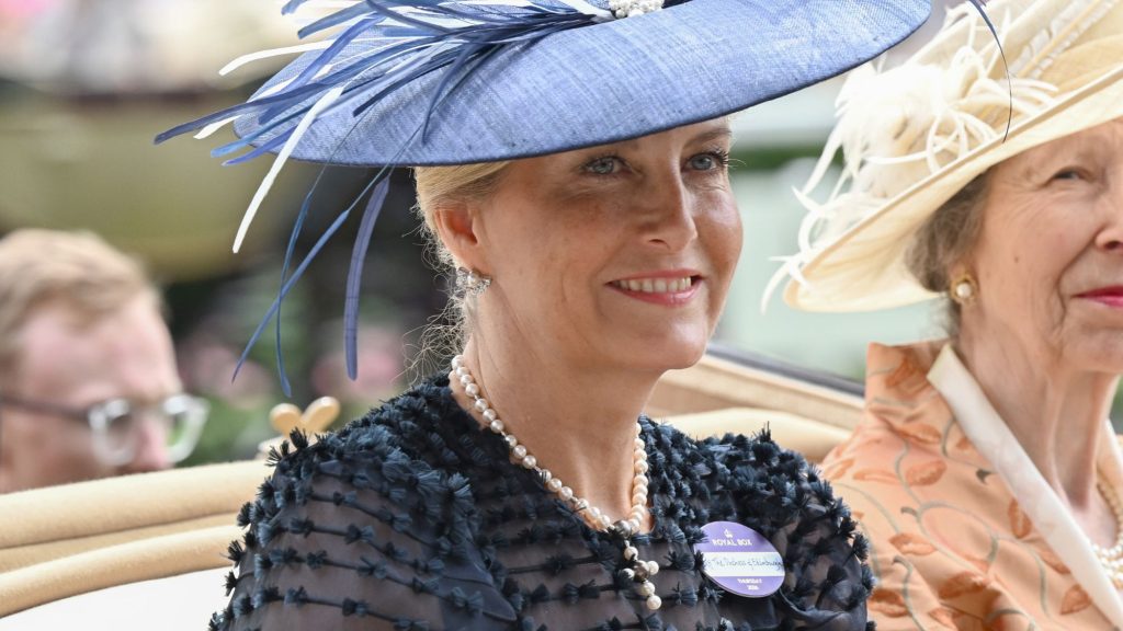 Sophie, Duchessa di Edimburgo, sfoggia un gioiello di Prince Edward ad Ascot prima dell’anniversario.
