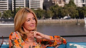 Cat Deeley sorprende con un maxi dress floreale che non conosce tempo.
