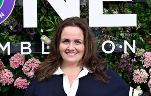 Jessica Gunning: elegante co-ord navy e bianco a Wimbledon, perfetto per eventi estivi all’aperto.