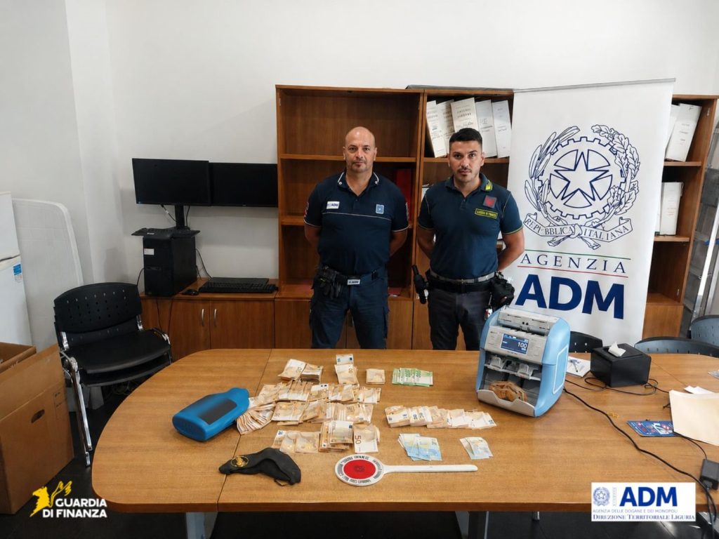 Maxi sequestro al porto di Genova: 150 mila euro in oro e denaro non dichiarati.