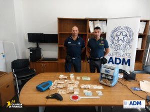 Maxi sequestro al porto di Genova: 150 mila euro in oro e denaro non dichiarati.
