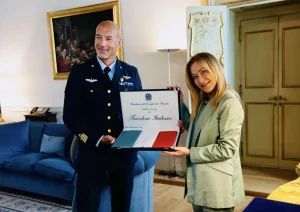 Meloni e Urso in visita all’astronauta Luca Parmitano: un incontro tra terra e spazio.