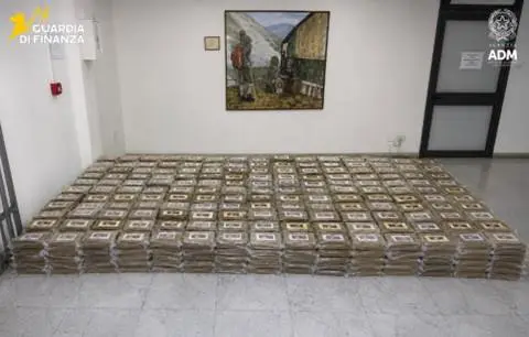 Maxi sequestro di 800 kg di cocaina nel Porto di Vado Ligure: operazione storica.