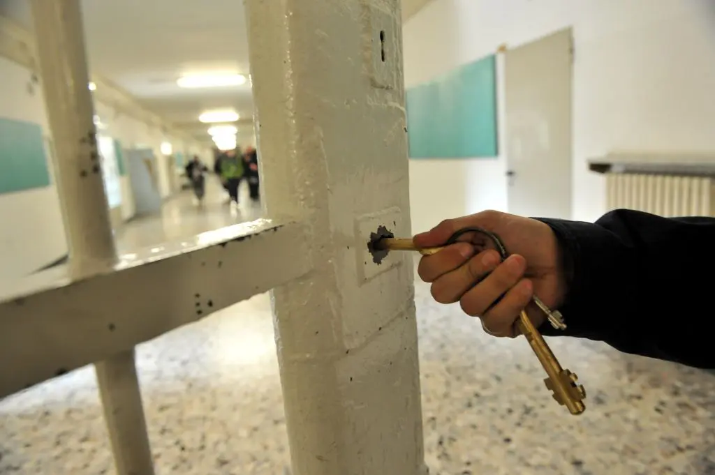 Tragedia al carcere di Dogaia: 26enne trovato morto nella sua cella, disposta l’autopsia.