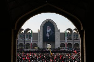 Teheran in lutto: migliaia partecipano alla cerimonia funebre di Ali Khamenei.
